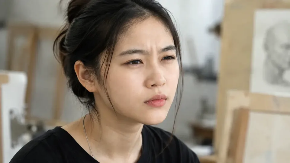 Tại sao phải nheo mắt khi nhìn mẫu và bài vẽ?